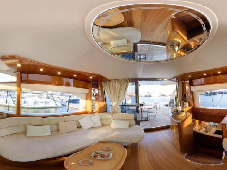 Hire Motorboat Azimut with a boat licence