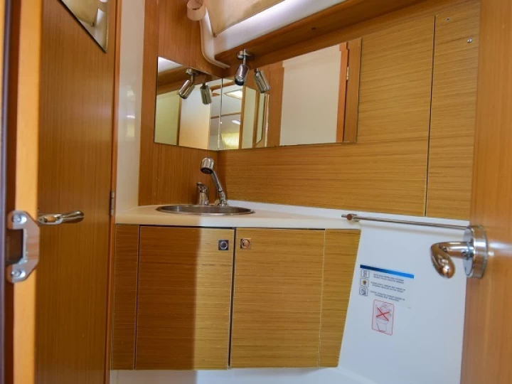 Charter a Jeanneau Sun Odyssey 44i in Marmaris on Samboat
