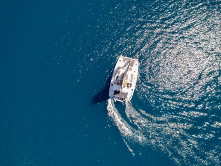 Hire Catamaran Lagoon with a boat licence