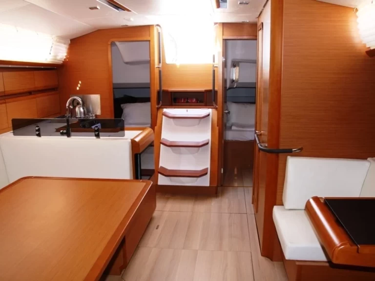 Hire Sailboat Jeanneau with a boat licence