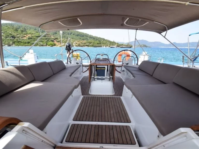 Hire Sailboat Jeanneau with a boat licence