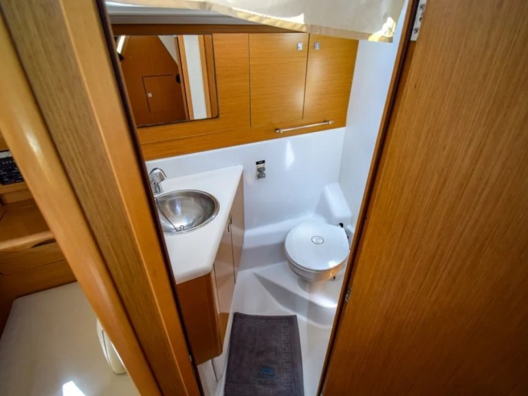 Hire Sailboat Jeanneau with a boat licence