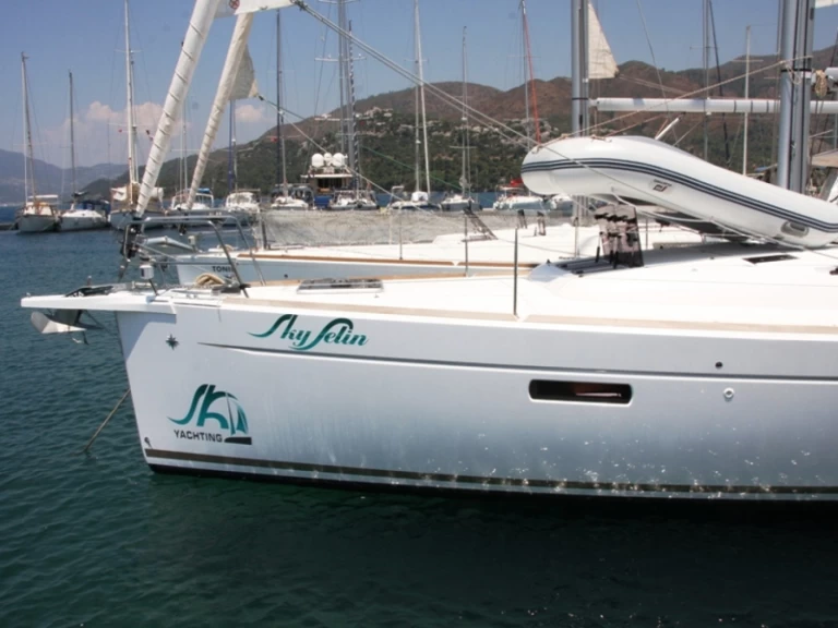 Hire Sailboat Jeanneau with a boat licence