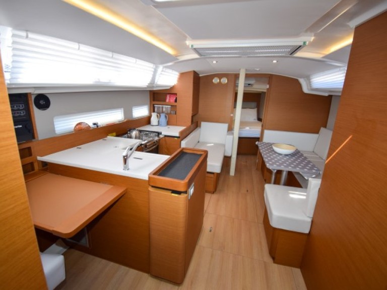 Hire Sailboat Jeanneau with a boat licence