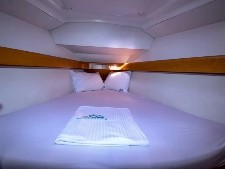 Hire Sailboat Jeanneau with a boat licence