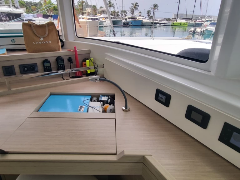 Hire Catamaran Lagoon with a boat licence