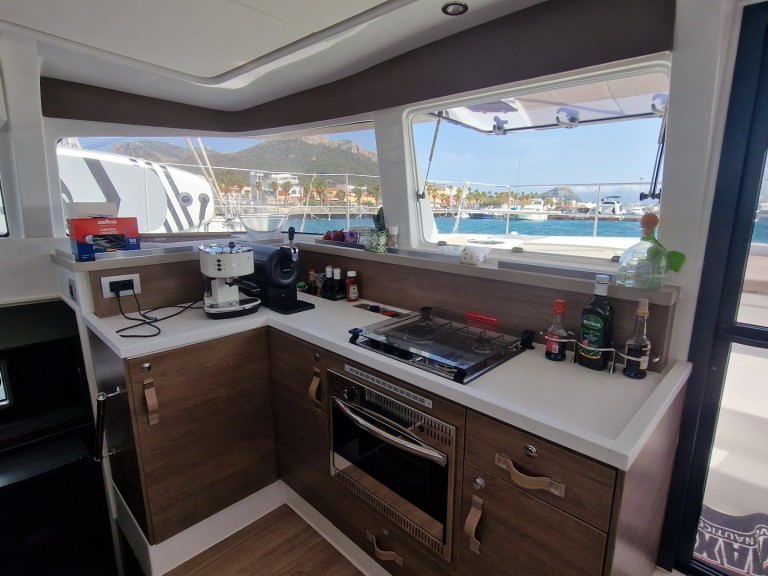 Charter a Bali Bali 4.2 in Golfo Aranci on Samboat