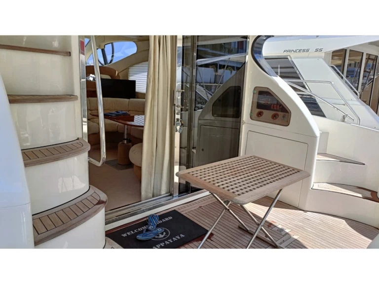 Hire Motorboat Azimut with a boat licence