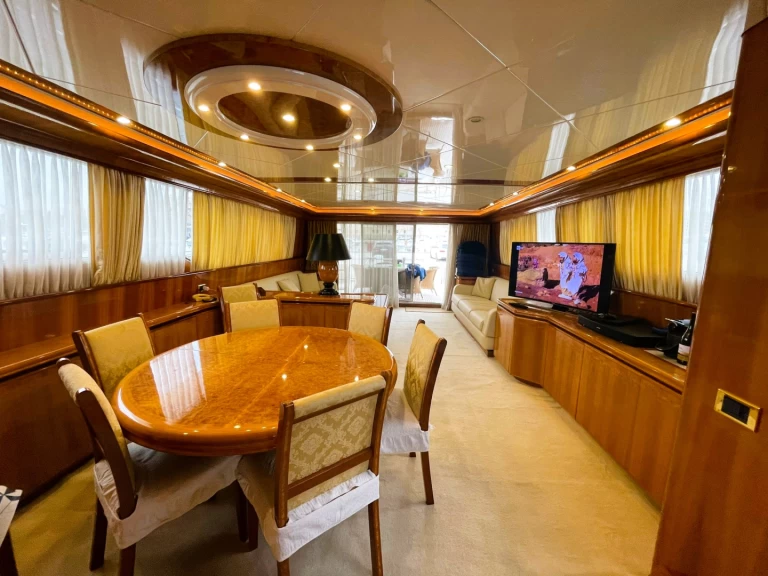 Hire Luxury Yacht Canados with a boat licence
