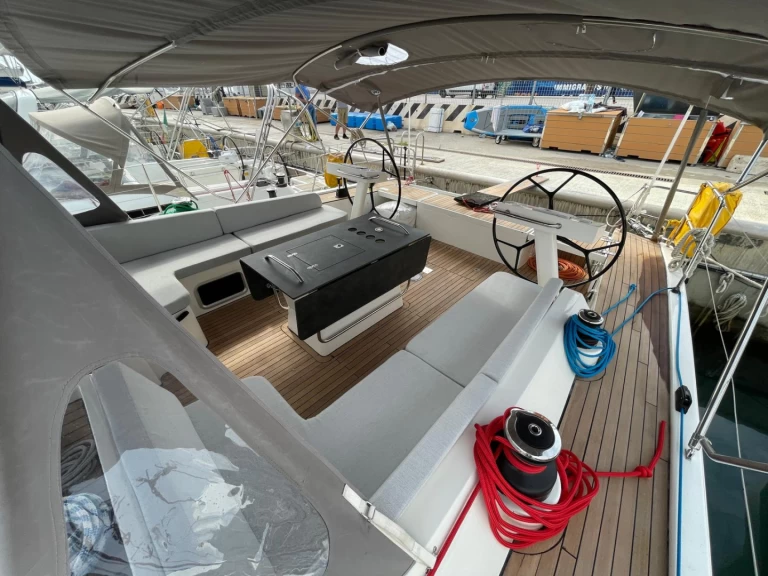 Hire Sailboat D&D Yacht with a boat licence