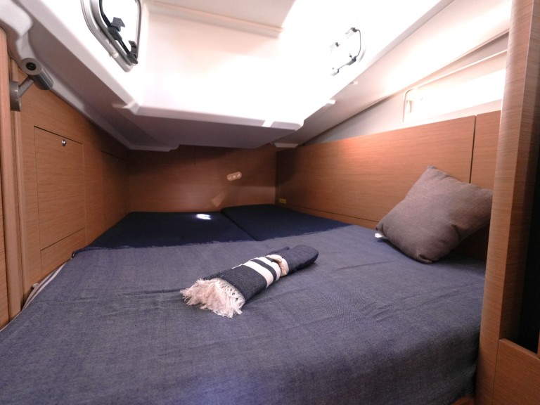 Yacht hire Salerno cheap Sun Odyssey 410