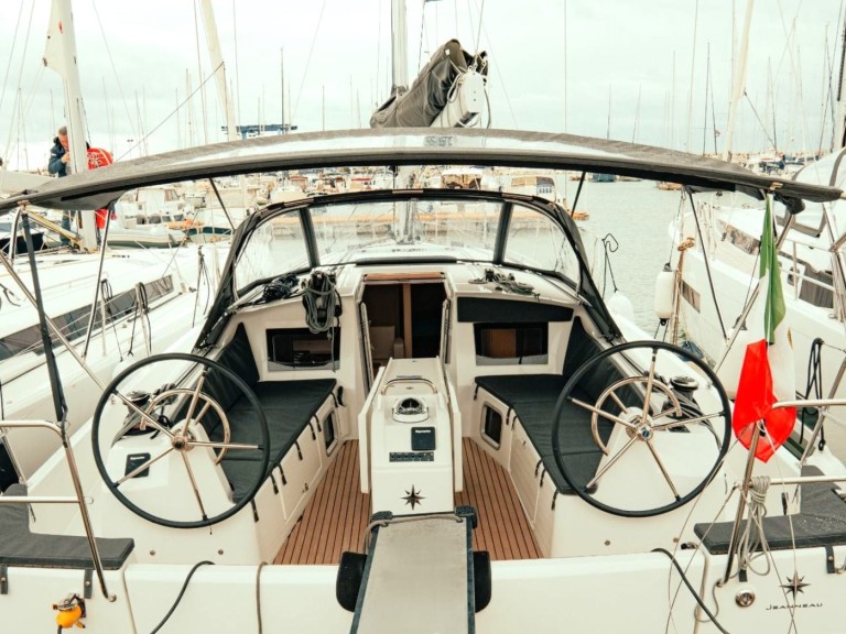 Sailboat hire in Salerno - Jeanneau Sun Odyssey 410