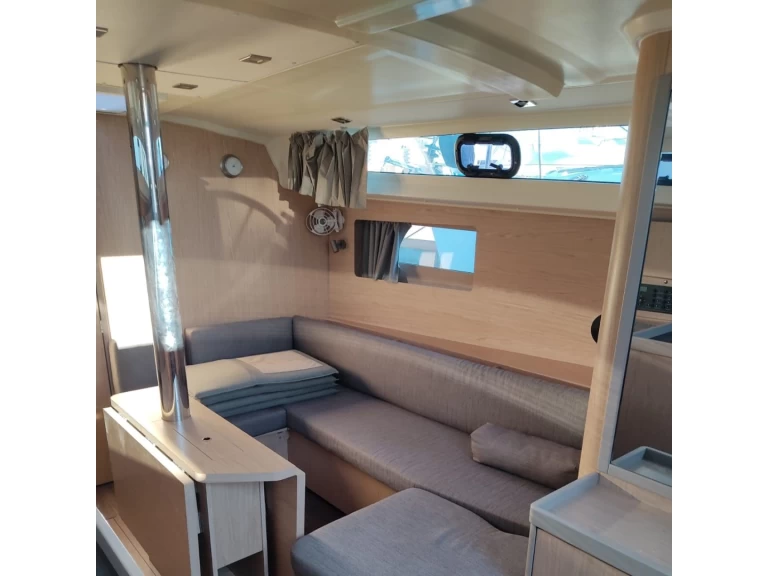 Hire a Bénéteau Oceanis 41.1 Salerno