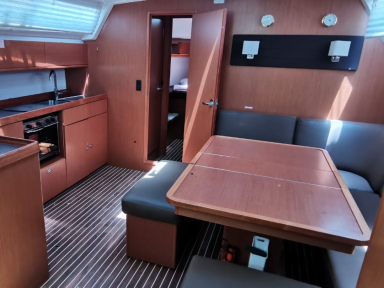 Hire Sailboat Bavaria with a boat licence