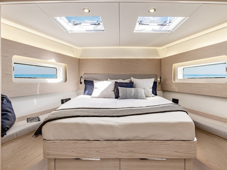 Charter a Bénéteau Oceanis 54 in Palma de Mallorca on Samboat