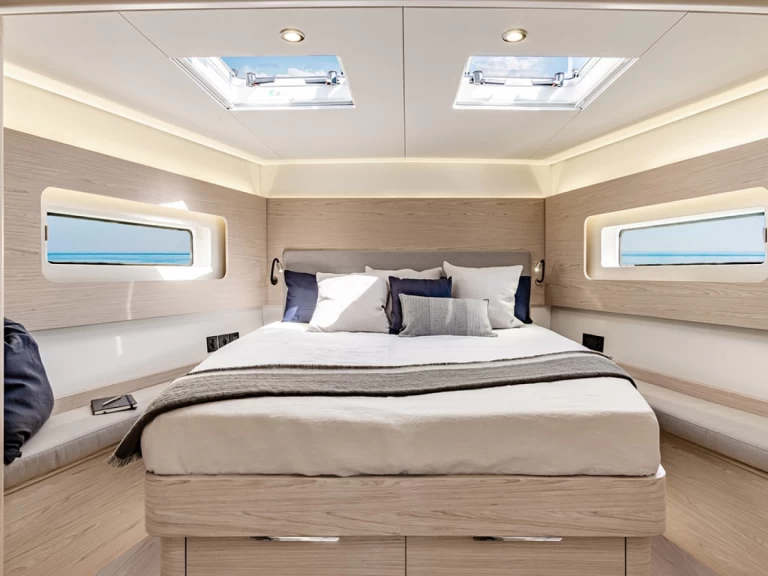 Charter a Bénéteau Oceanis 54 in Palma de Mallorca on Samboat