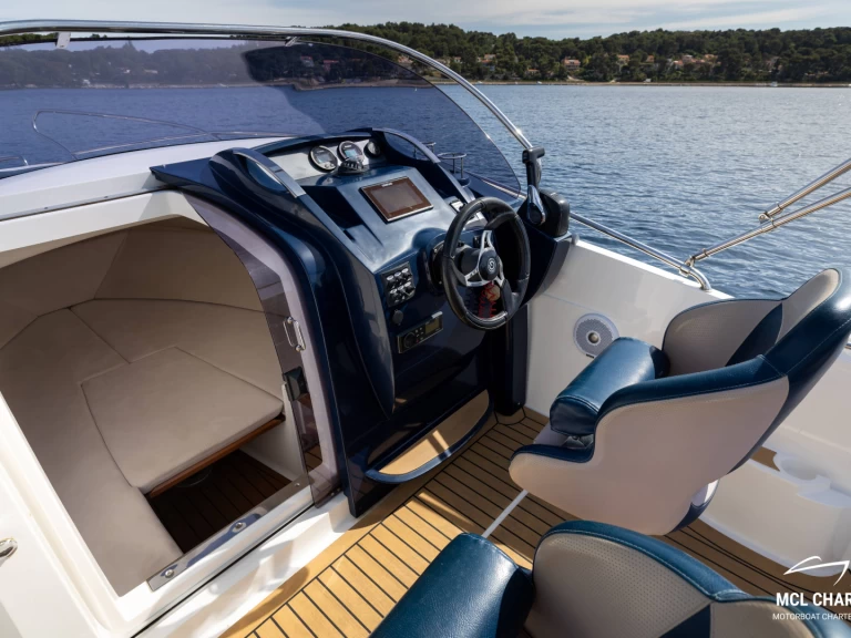 Hire Motorboat Galeon with a boat licence