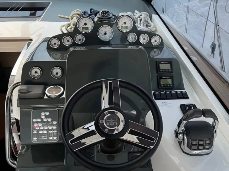 Hire Motorboat Bavaria with a boat licence