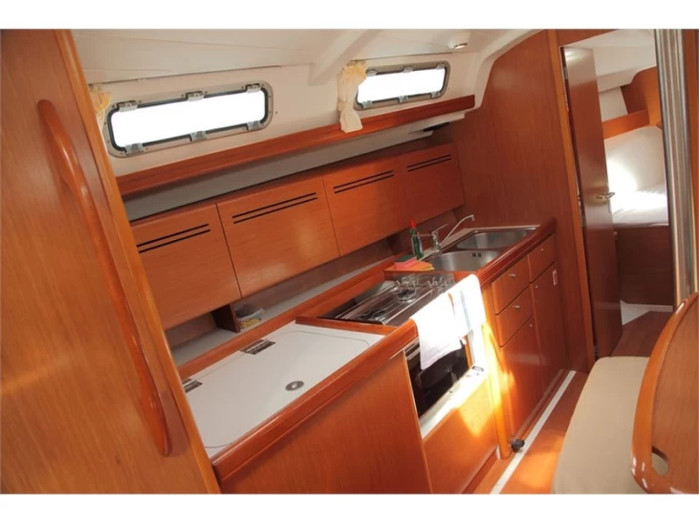 Charter a Bénéteau Cyclades 39 in Yerseke on Samboat