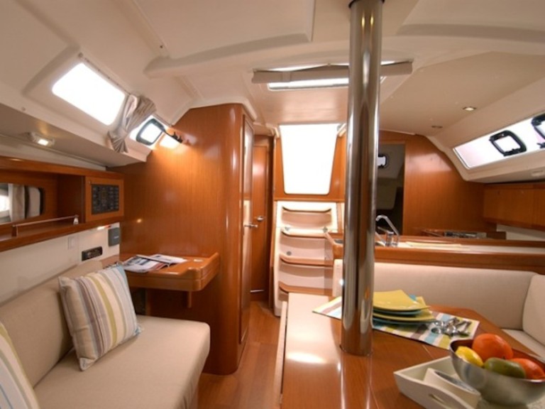 Hire Sailboat Bénéteau with a boat licence