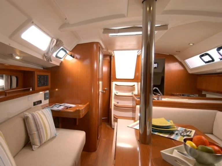 Hire Sailboat Bénéteau with a boat licence