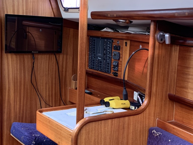 Hire Sailboat Delphia with a boat licence