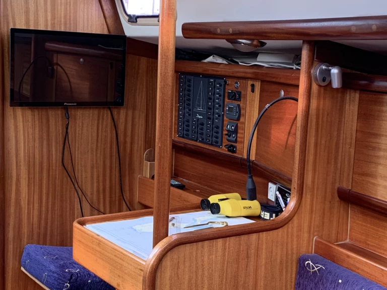 Hire Sailboat Delphia with a boat licence