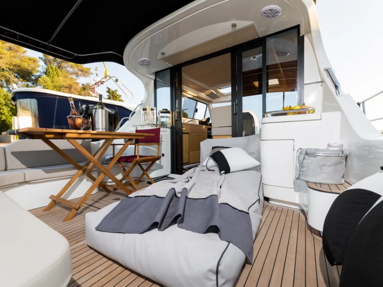 Hire a Sas Vektor ADRIANA 36 Novi Vinodolski