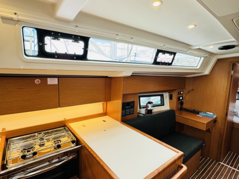 Hire Sailboat Bavaria with a boat licence