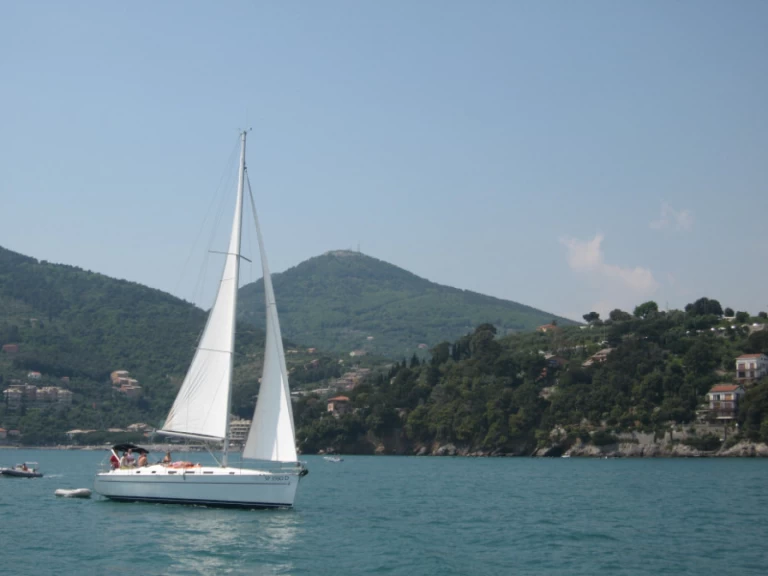 Charter a Bénéteau Cyclades 43.3 in Genova on Samboat
