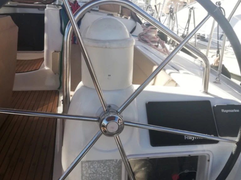 Hire Sailboat Jeanneau with a boat licence