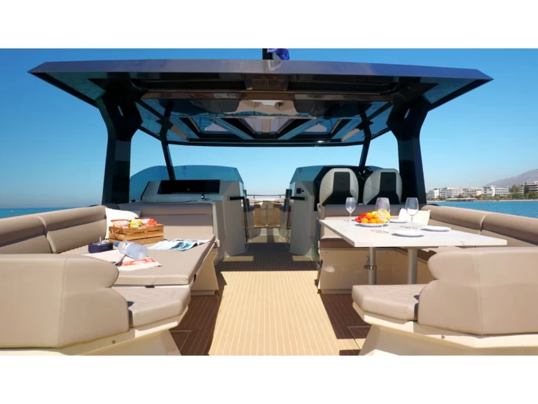 Charter a Vanguard Tesoro T41 in Órmos Bay on Samboat