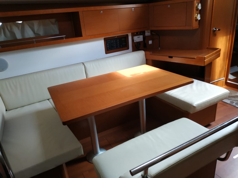 Hire a Bénéteau Oceanis 45 Procida
