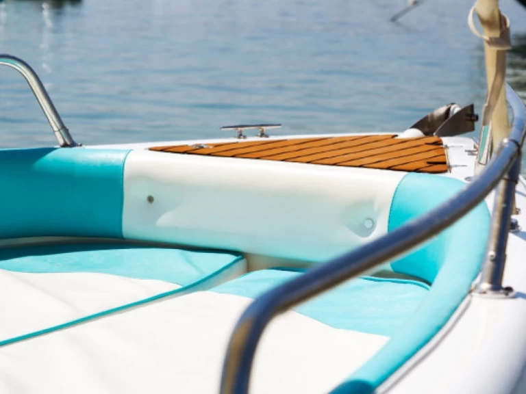 Hire Motorboat  with a boat licence