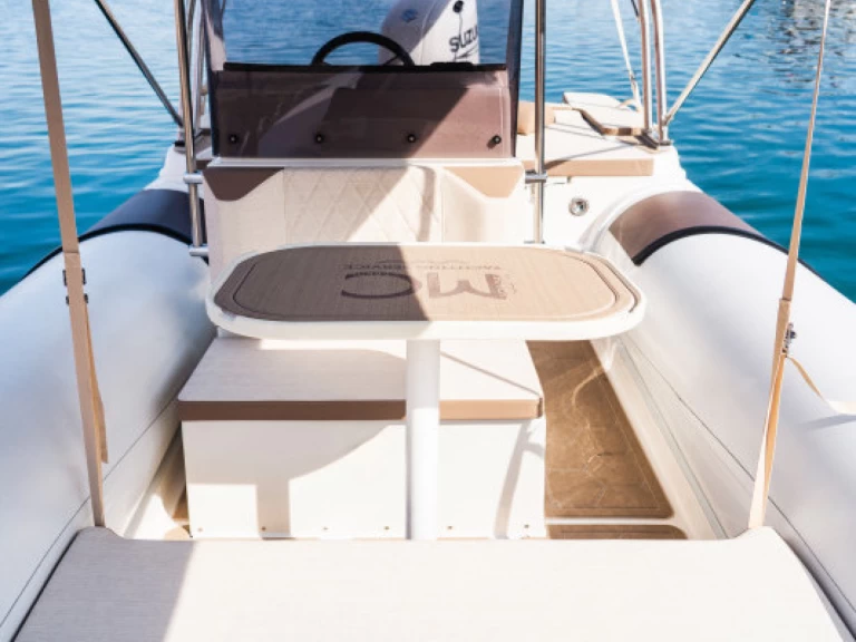 Hire a  Motorboat 6.70 Torre Canne