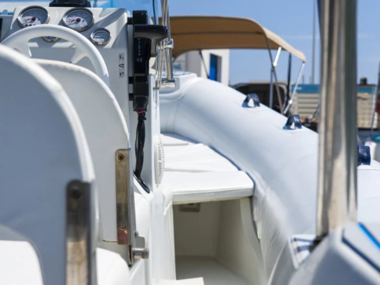 Hire Motorboat  with a boat licence