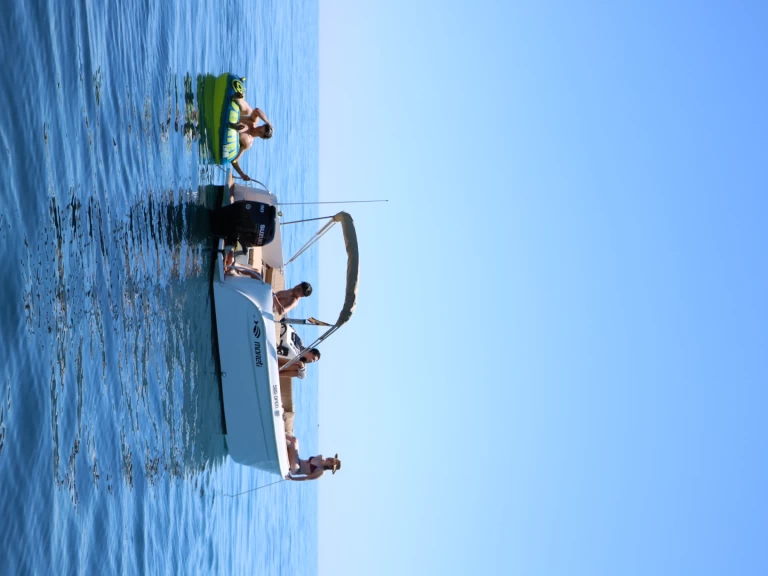 Hire Motorboat Darekco Mareti with a boat licence