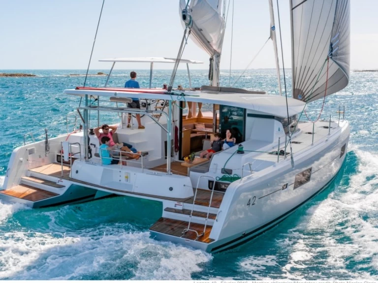 Hire Catamaran Lagoon with a boat licence