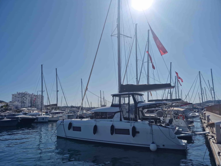 Catamaran to hire Le Marin at the best price