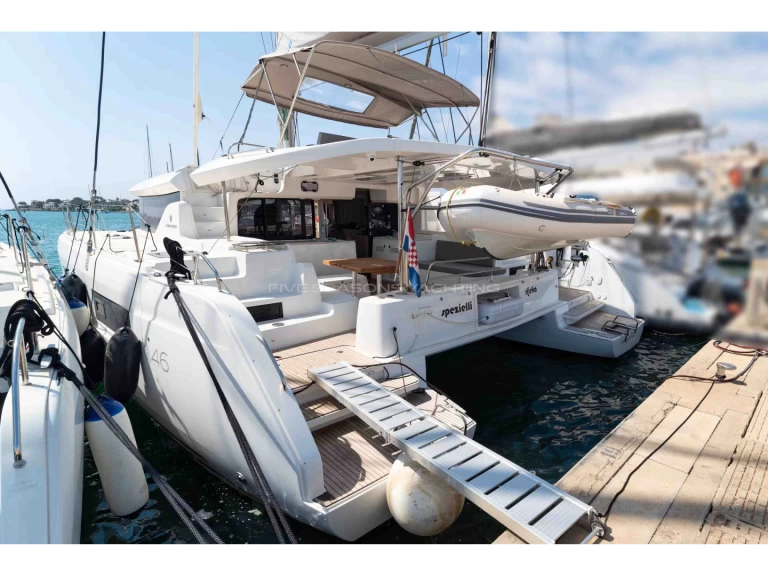 Catamaran to hire Le Marin at the best price