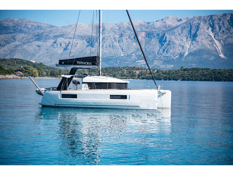 Hire Catamaran Lagoon with a boat licence