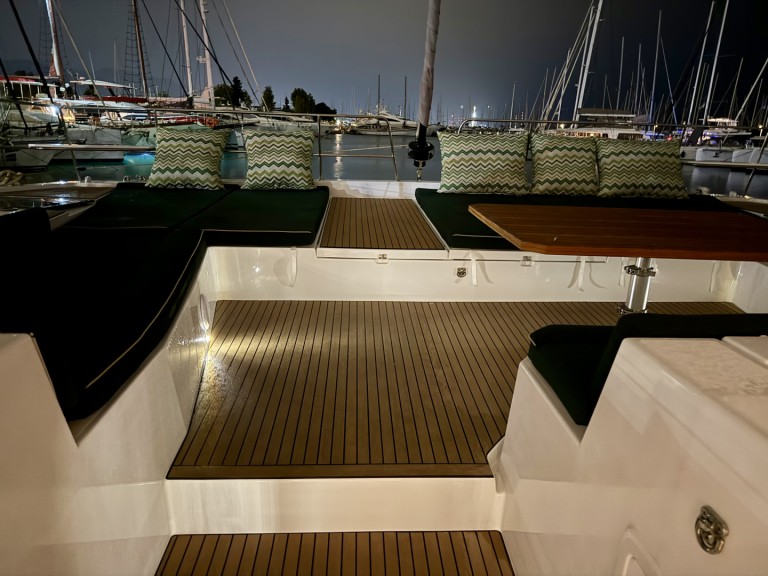 Charter a Bali Bali 5.8 in Alimos on Samboat