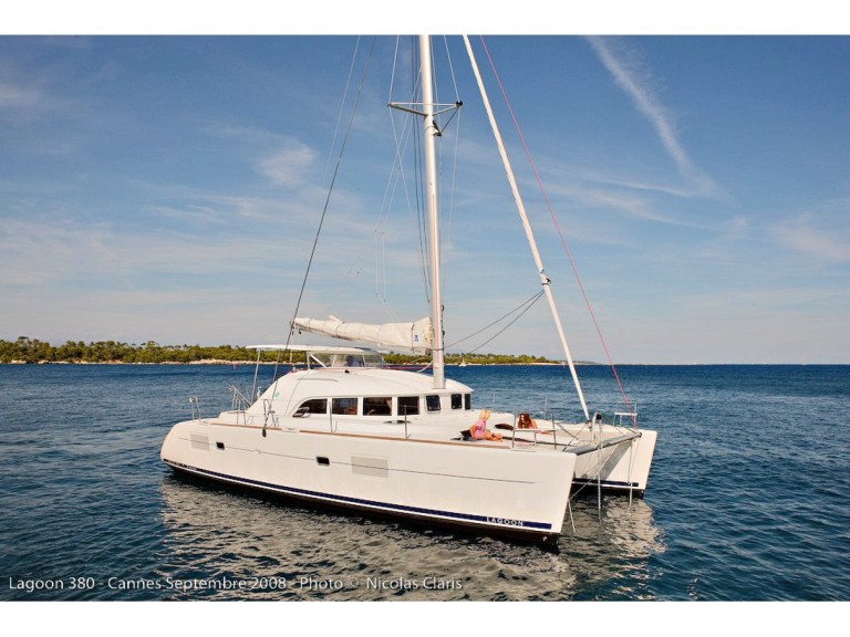 Catamaran hire in Hyères - Lagoon Lagoon 38