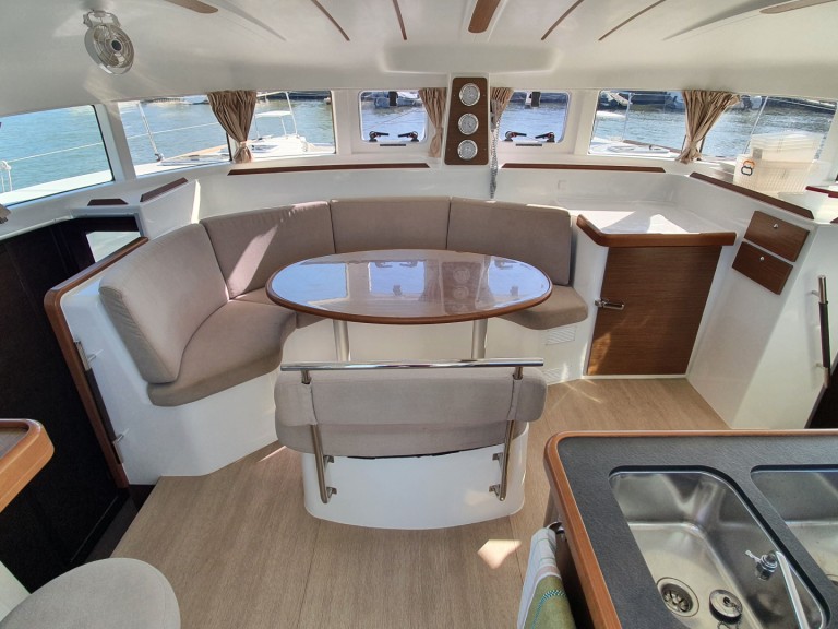 Hire a Lagoon Lagoon 380 Hyères