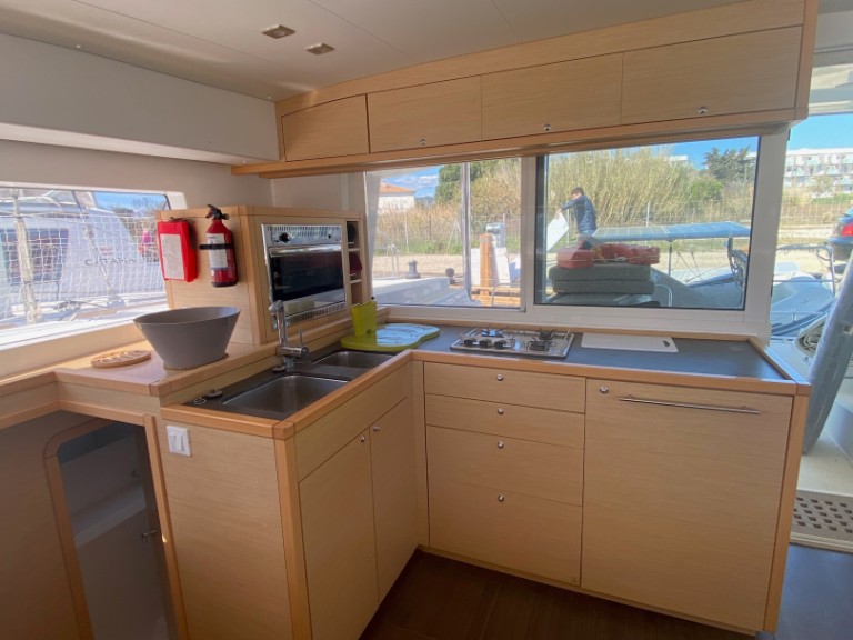 Yacht charter Hyères - Lagoon Lagoon 400 S2 on SamBoat