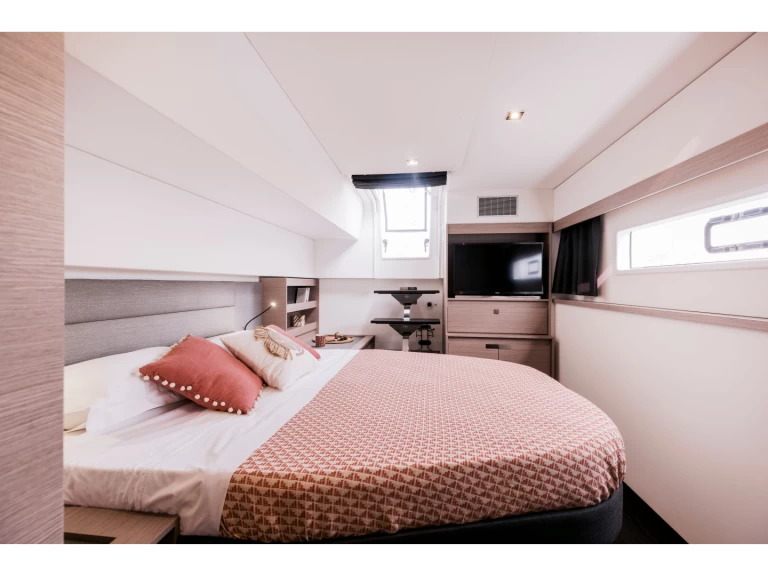 Yacht hire Hyères cheap Aura 51