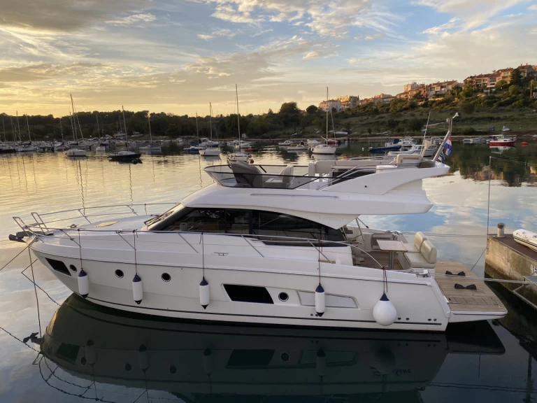 Hire Motorboat Bavaria with a boat licence