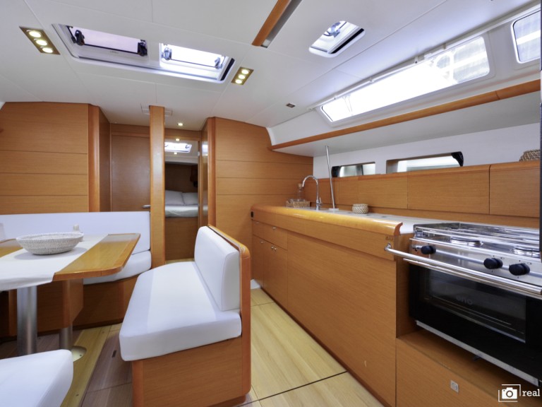 Hire Sailboat Jeanneau with a boat licence