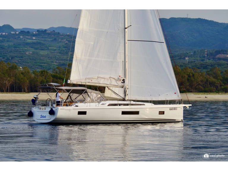 Charter a Bénéteau Oceanis 51.1 in Furnari on Samboat