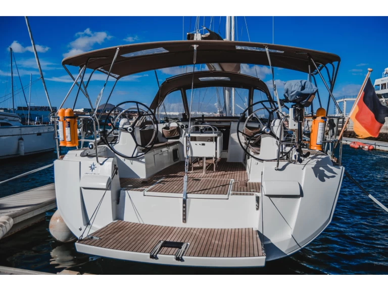 Sailboat to hire Arrecife at the best price